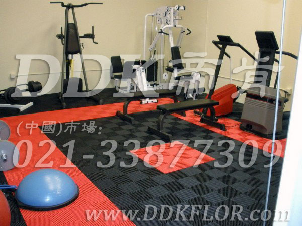 健身房器械區(qū)地面鋪裝材料（4）_橙紅加黑灰組合樣板圖片,帝肯(DDK)_8100_3020（地下室健身房地面地板材料）效果圖,健身房pvc塑膠地板,健身房地墊,健身房地板,健身房地板膠,健身房地毯,健身房地膠,健身房橡膠地板,健身房防震地墊,運動地墊,運動地板,運動地膠