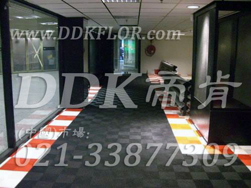健身會所前臺接待區(qū)鋪裝材料（10）_紅白加黑灰組合樣板圖片,帝肯(DDK)_8100_3020（地下室健身房地面地板材料）效果圖,健身房pvc塑膠地板,健身房地墊,健身房地板,健身房地板膠,健身房地毯,健身房地膠,健身房橡膠地板,健身房防震地墊,運動地墊,運動地板,運動地膠