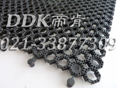 互鎖型鏤空防滑墊_顏色黑色_7mm厚樣板圖片,帝肯(DDK)_8250(Lok|路客)效果圖, 互鎖型鏤空防滑墊_顏色黑色_7mm厚樣板圖片,帝肯(DDK)_8250(Lok|路客)效果圖,塑料防滑網格墊,塑料網格防滑地墊,塑料網格扳,網格塑料墊,網格地墊,網格地板,網格防滑墊,網格塑料地板墊,防滑塑料網格,網孔地墊,室外拼接地墊,拼裝地墊,拼接式地墊,拼接式防滑墊,防滑拼墊,PVC拼接地墊,室外鏤空拼裝地板,籃球場地拼裝地板,漏水防滑墊,漏水地膠,漏水地墊,漏水橡膠墊,透水地墊,防水地墊,防水地毯,防水墊,防水地膠墊,防水防滑墊,隔水地墊,隔水地板,隔水材料,耐油耐水地墊,疏水墊,疏水性材料,疏水磚,疏水防滑地墊,疏水防滑墊,疏水板,塑料膠墊,pvc防水地墊,z字型疏水墊,衛生間防水地墊,衛生間防水墊,衛生間地板隔水墊,排水地墊,排水地板,排水防滑墊,泄水型地板磚,透水防滑塑膠地墊,防滑隔水墊,防潮地墊,pvc防滑地膠,PVC防滑墊,pvc地墊,pvc地膠