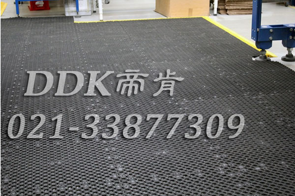 車間作業(yè)區(qū)地面多孔防滑安全材料_顏色黑色_7mm厚樣板圖片,帝肯(DDK)_8250_9979(車間地面耐油防滑材料)效果圖 車間作業(yè)區(qū)地面多孔防滑安全材料_顏色黑色_7mm厚樣板圖片,帝肯(DDK)_8250_9979(車間地面耐油防滑材料)效果圖,塑料防滑網(wǎng)格墊,塑料網(wǎng)格防滑地墊,塑料網(wǎng)格扳,網(wǎng)格塑料墊,網(wǎng)格地墊,網(wǎng)格地板,網(wǎng)格防滑墊,網(wǎng)格塑料地板墊,防滑塑料網(wǎng)格,網(wǎng)孔地墊,室外拼接地墊,拼裝地墊,拼接式地墊,拼接式防滑墊,防滑拼墊,PVC拼接地墊,室外鏤空拼裝地板,漏水防滑墊,漏水地膠,漏水地墊,漏水橡膠墊,透水地墊,防水地墊,防水地毯,防水墊,防水地膠墊,防水防滑墊,隔水地墊,隔水地板,隔水材料,耐油耐水地墊,疏水墊,疏水性材料,疏水磚,疏水防滑地墊,疏水防滑墊,疏水板,塑料膠墊,pvc防水地墊,z字型疏水墊,衛(wèi)生間防水地墊,衛(wèi)生間防水墊,衛(wèi)生間地板隔水墊,排水地墊,排水地板,排水防滑墊,泄水型地板磚,透水防滑塑膠地墊,防滑隔水墊,防潮地墊,pvc防滑地膠,PVC防滑墊,pvc地墊,pvc地膠