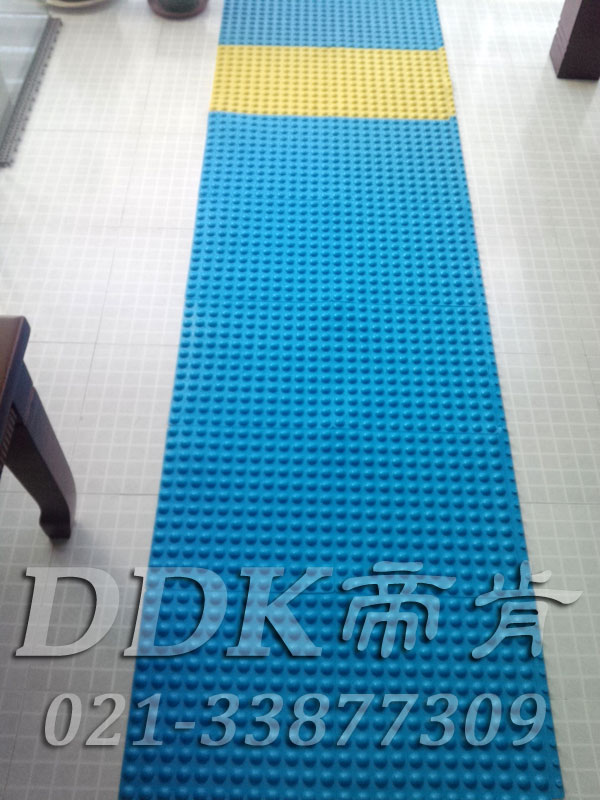 可拼接型圓形凸點防滑表面_適于浴室泳池及更一間地面通道防滑地毯樣板圖片,帝肯(DDK)_1500_339(有泳池防滑處理材料)效果圖 可拼接型圓形凸點防滑表面_適于浴室泳池及更一間地面通道防滑地毯樣板圖片,帝肯(DDK)_1500_339(有泳池防滑處理材料)效果圖,泳池地膠,泳池防滑地墊,泳池防滑地毯,游泳池地墊,游泳池防滑地膠,游泳池防滑墊,游泳館防滑墊,更衣間防滑地墊,洗手間地墊,洗手間防滑地毯,洗手間防滑墊,洗浴防滑墊,洗澡間防滑墊,公共衛生間塑料地毯,衛浴防滑墊,衛生間地墊,衛生間地膠,衛生間防水地墊,衛生間防水墊,衛生間防滑地毯,衛生間防滑墊,衛生間防滑地磚,衛生間塑料地板,浴室地墊,浴室地膠,浴室墊,浴室防滑地墊,浴室防滑地板,浴室防滑地磚,浴室防滑地膠,浴室防滑墊,浴室地毯,浴室地磚,浴室地板磚,浴室地板,淋浴房防滑墊,浴池防滑地墊,浴池防滑墊,浴室防滑疏水磚