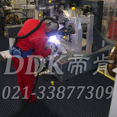 面對一個機加工車間，如何維持地面的整潔？