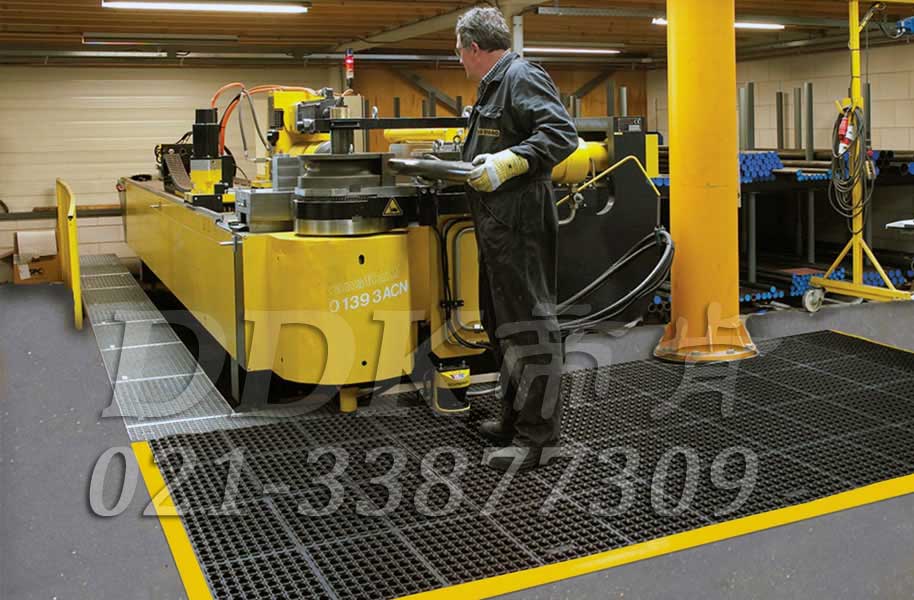 機加工車間地面用拼塊式安全防滑防震腳墊_黑色樣板圖片，帝肯(DDK)_4800_MD900X900_9979（車間安全地膠材料）效果圖，維修車間地板,工廠車間地膠,車間地毯,車間地膠墊,車間地貼,車間地墊,車間地面膠皮,車間塑料防滑墊,車間橡膠墊,車間用地板膠,車間防滑地墊,車間防滑墊,食品車間地板,工業地墊,工業地毯,工業地膠,工業耐油地墊,工業腳墊,工業防滑地墊,工業走道地墊,工業防滑地毯,工業抗疲勞防滑墊,工業抗疲勞地墊,工廠地墊,工業防滑墊,工廠地板膠,工廠地毯,工廠地膠,工廠腳墊,工廠走道地墊,工廠用橡膠地墊,工廠防滑地墊,工廠防滑墊,帶孔防滑墊,緩沖地墊,耐油工業橡膠墊,安全地墊,安全地毯,安全地膠,安全墊,安全橡膠地墊,安全防滑墊,廠房地膠,廠房地毯,廠房防滑地膠,地面防護材料,地面防滑墊,流水線地墊,流水線防滑墊,防油防滑墊,耐油橡膠地墊,耐油地墊,耐油橡膠墊,耐油耐水地墊,耐油膠墊,耐油防滑地墊,耐油防滑墊,防油地墊,重型防滑耐油墊