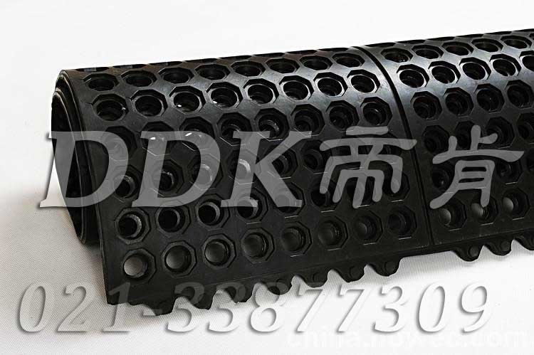 黑色有孔防滑疏水防震防護膠墊樣板圖片，帝肯(DDK)_4800_MD900X900（Rmaid900X900|樂美達）效果圖，減震橡膠墊,多孔橡膠墊,安全橡膠地墊,工廠用橡膠地墊,橡膠地毯,橡膠彈性地墊,橡膠腳墊,橡膠防滑地墊,橡膠防滑墊,漏水橡膠墊,耐油工業橡膠墊,耐油橡膠地墊,耐油橡膠墊,船用橡膠墊,船用橡膠防滑墊,車間橡膠墊,防滑橡膠地墊,防滑橡膠墊,預制型橡膠卷材,衛生間防水墊,衛生間防水地墊,廚房疏水材料,衛生間地板隔水墊,室外防滑透水墊,排水地墊,漏水地墊,漏水地膠,泄水型地板磚,疏水墊,疏水性材料,疏水型抗疲勞地墊,疏水地膠,疏水地毯,疏水地席,疏水地墊,疏水磚,疏水防滑地墊,透水地墊,防水地墊,防滑隔水墊,防水防滑墊,防水墊,防水地膠墊,防水地毯,隔水地墊,隔水材料,茶水間防滑地墊,排水防滑墊,多孔防滑地墊,帶孔防滑墊,網孔地墊,戶外網狀橡膠墊,網格地墊,網格防滑墊,網狀防滑墊,網眼防滑