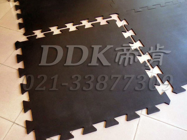 大尺幅拼裝式_黑色_耐久型防護抗壓地板材料樣板圖片,帝肯(DDK)_4100(Honda|宏達)效果圖 大尺幅拼裝式_黑色_耐久型防護抗壓地板材料樣板圖片,帝肯(DDK)_4100(Honda|宏達)效果圖,抗壓地墊,抗壓地板,耐壓地板,耐壓耐磨地毯,耐重壓地墊,耐重壓地板,膠墊,腳墊,工業地板磚,車間地板磚,維修車間地板,車間地板防護墊,pvc工業地板,工業地板,工業地墊,工業地坪,工業地膠,工業地磚,工業地板膠,工廠地墊,工廠地板,工廠地板膠,工廠地毯,工廠腳墊,工業防滑墊,工廠用橡膠地墊,汽車維修車間用地板,車間地板,車間橡膠地板,車間橡膠墊,車間用地板膠,車間防滑地墊,車間防滑墊,車間防砸地板,軟質地板,車間pvc地板,車間地坪,車間地墊,車間塑膠地板,車間地面膠皮,車間地膠墊,車間地毯,安全地膠,安全墊,安全橡膠地墊,安全防滑墊,耐磨地板,耐磨地墊,耐磨地膠,耐磨防滑地板,樹皮紋,蛇皮紋