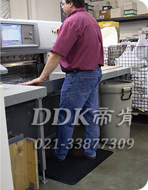 儀表操作臺工人站立防止疲勞用鋪設地墊圖例_單立人球形防滑凸起表面黑色耐用型抗疲勞地墊樣板圖片,帝肯(DDK)_FX510(Ergo|無限)效果圖 儀表操作臺工人站立防止疲勞用鋪設地墊圖例_單立人球形防滑凸起表面黑色耐用型抗疲勞地墊樣板圖片,帝肯(DDK)_FX510(Ergo|無限)效果圖,工業抗疲勞地墊,工業抗疲勞防滑墊,抗疲勞墊,抗疲勞腳墊,經濟型抗疲勞地墊,防疲勞地墊,防疲勞腳墊,防疲勞墊,防疲勞地膠