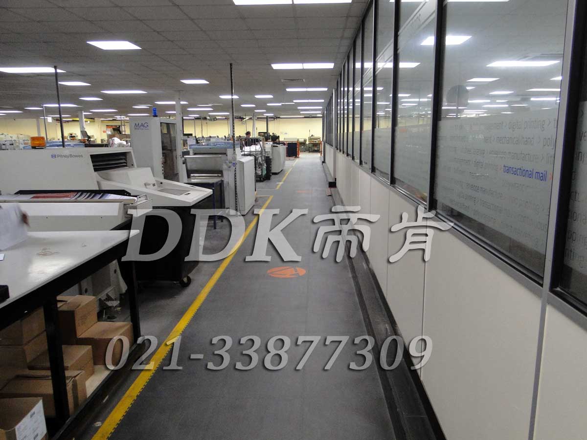 MAG工廠(chǎng)機(jī)床廠(chǎng)房通道地面鋪裝地板現(xiàn)場(chǎng)圖例_全深灰色表面加黃色警示邊的通道pvc地板膠樣板圖片,帝肯(DDK)_2000_9200(廠(chǎng)房通道地板防護(hù)材料)效果圖 MAG工廠(chǎng)機(jī)床廠(chǎng)房通道地面鋪裝地板現(xiàn)場(chǎng)圖例_全深灰色表面加黃色警示邊的通道pvc地板膠樣板圖片,帝肯(DDK)_2000_9200(廠(chǎng)房通道地板防護(hù)材料)效果圖,安全通道用地板,工業(yè)走道地墊,工廠(chǎng)走道地墊,走道墊,走道地墊,過(guò)道防滑墊,通道防滑墊,過(guò)道地墊,過(guò)道地毯,通道地毯,工廠(chǎng)地板,工業(yè)防滑地板,工業(yè)pvc地板,工廠(chǎng)車(chē)間地板革,工廠(chǎng)用塑料地板,車(chē)間地板磚,車(chē)間用地板膠,車(chē)間地板,車(chē)間塑膠地板,車(chē)間橡膠地板,工廠(chǎng)車(chē)間地膠,工廠(chǎng)車(chē)間地坪保護(hù)地板,工廠(chǎng)地板膠,抗壓地板,拼接地板,模塊地板,地板膠,塑料拼裝地板,工業(yè)地板膠,工業(yè)地板磚,工業(yè)地板,廠(chǎng)房塑膠地板,廠(chǎng)房地板材料,pvc地板磚,pvc工業(yè)地板,pvc地板膠,pvc塑膠地板