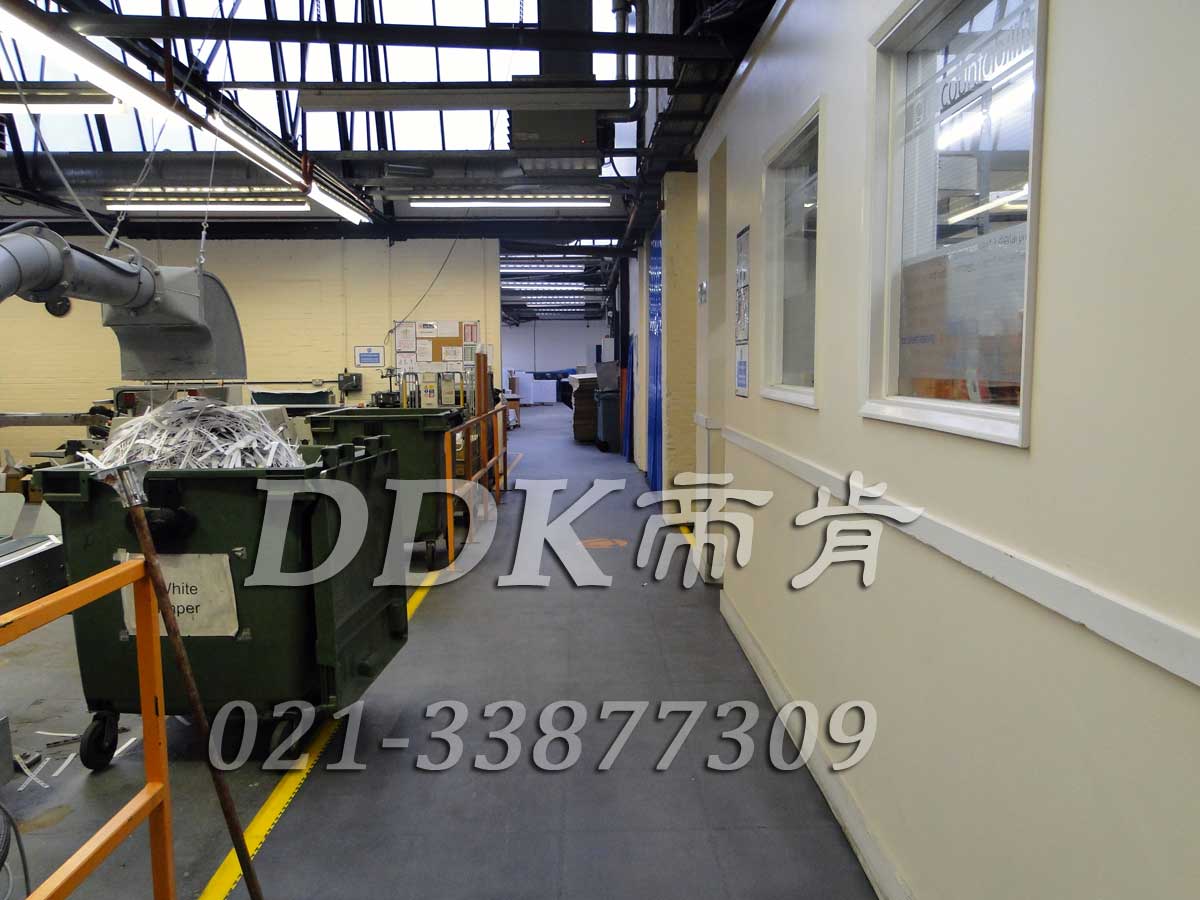 曼透平有限公司某車間通道地面鋪裝地板現場圖例_全深灰色表面加黃色警示邊的通道廠房地膠樣板圖片,帝肯(DDK)_2000_9200(廠房通道地板防護材料)效果圖 曼透平有限公司某車間通道地面鋪裝地板現場圖例_全深灰色表面加黃色警示邊的通道廠房地膠樣板圖片,帝肯(DDK)_2000_9200(廠房通道地板防護材料)效果圖,安全通道用地板,工業走道地墊,工廠走道地墊,走道墊,走道地墊,過道防滑墊,通道防滑墊,過道地墊,過道地毯,通道地毯,工廠地板,工業防滑地板,工業pvc地板,工廠車間地板革,工廠用塑料地板,車間地板磚,車間用地板膠,車間地板,車間塑膠地板,車間橡膠地板,工廠車間地膠,工廠車間地坪保護地板,工廠地板膠,抗壓地板,拼接地板,模塊地板,地板膠,塑料拼裝地板,工業地板膠,工業地板磚,工業地板,廠房塑膠地板,廠房地板材料,pvc地板磚,pvc工業地板,pvc地板膠,pvc塑膠地板