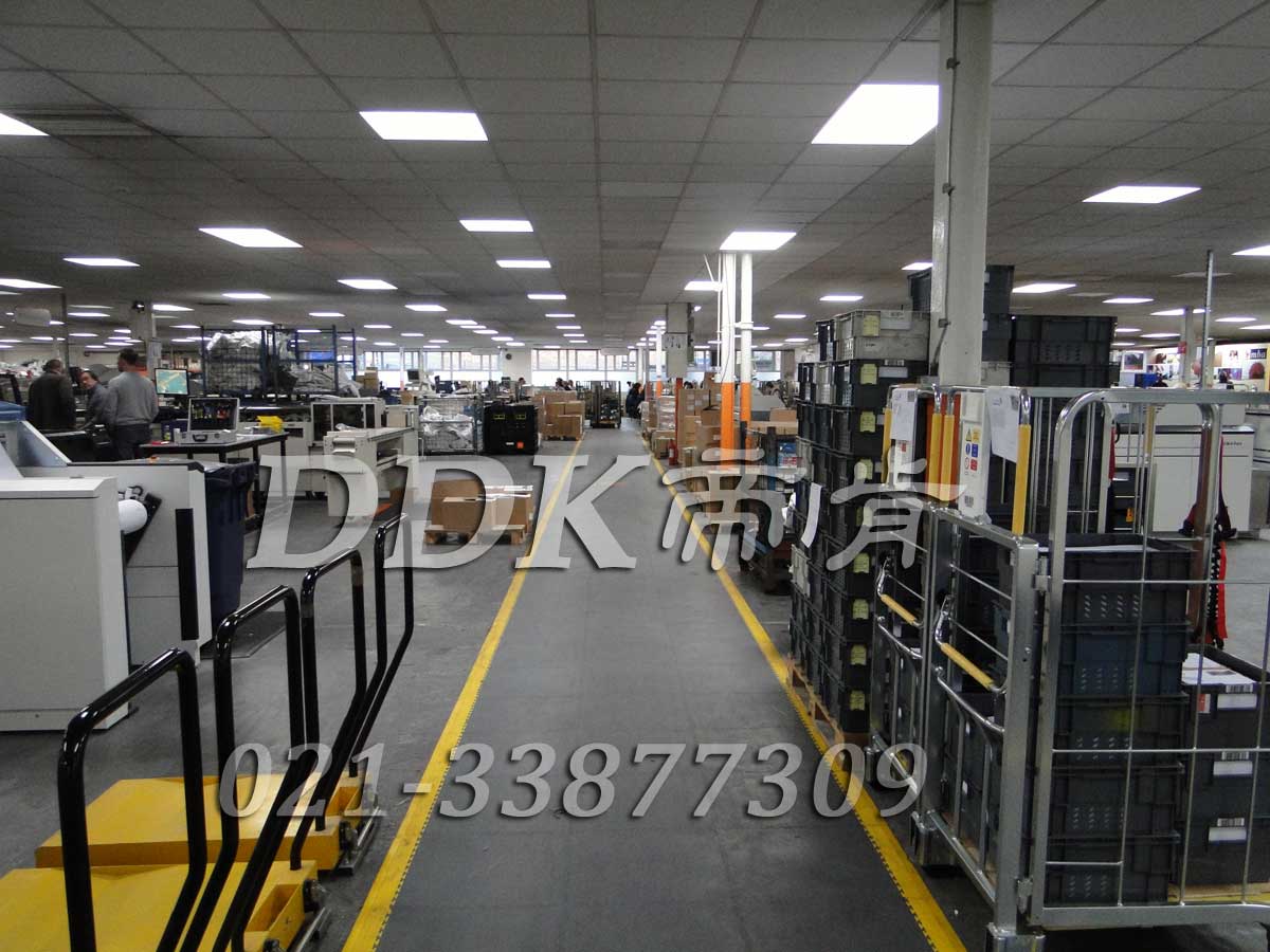 偉世通有限公司某組裝車間通道地面鋪裝地板現場圖例_全深灰色表面加黃色警示邊的通道用工業pvc地板樣板圖片,帝肯(DDK)_2000_9200(廠房通道地板防護材料)效果圖"" 偉世通有限公司某組裝車間通道地面鋪裝地板現場圖例_全深灰色表面加黃色警示邊的通道用工業pvc地板樣板圖片,帝肯(DDK)_2000_9200(廠房通道地板防護材料)效果圖,安全通道用地板,工業走道地墊,工廠走道地墊,走道墊,走道地墊,過道防滑墊,通道防滑墊,過道地墊,過道地毯,通道地毯,工廠地板,工業防滑地板,工業pvc地板,工廠車間地板革,工廠用塑料地板,車間地板磚,車間用地板膠,車間地板,車間塑膠地板,車間橡膠地板,工廠車間地膠,工廠車間地坪保護地板,工廠地板膠,抗壓地板,拼接地板,模塊地板,地板膠,塑料拼裝地板,工業地板膠,工業地板磚,工業地板,廠房塑膠地板,廠房地板材料,pvc地板磚,pvc工業地板,pvc地板膠,pvc塑膠地板