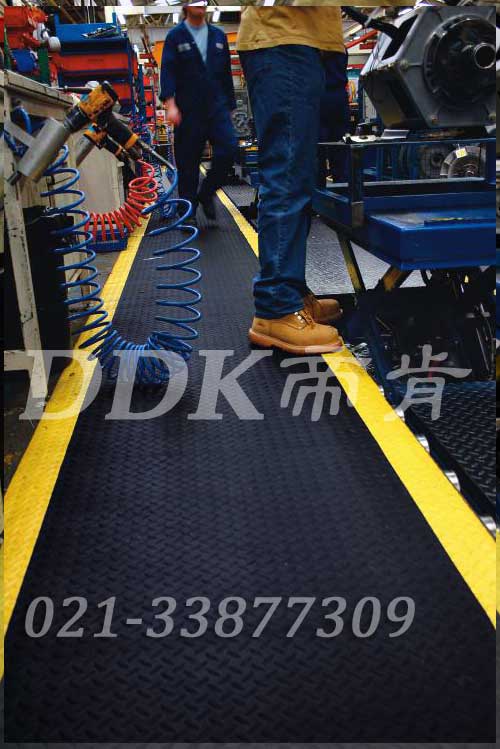 機械加工車間流水線旁通道地面材料鋪設(shè)現(xiàn)場圖例_提供定制加工生產(chǎn)鐵板紋防滑流水線地毯樣板圖片,帝肯(DDK)_HD220(Duxton|皇爵)效果圖 機械加工車間流水線旁通道地面材料鋪設(shè)現(xiàn)場圖例_提供定制加工生產(chǎn)鐵板紋防滑流水線地毯樣板圖片,帝肯(DDK)_HD220(Duxton|皇爵)效果圖,流水線地墊,流水線防滑墊,pvc防滑卷材,塑料防滑地毯,工業(yè)防滑地毯,橡膠防滑地毯,防滑地毯,pvc防滑地毯,pvc塑料地毯,通道地毯,防滑塑料毯