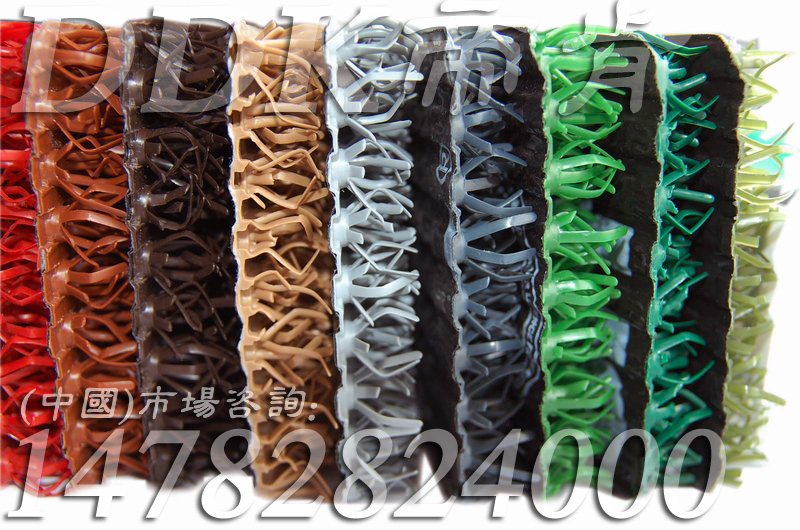 紅、卡其、棕、灰、綠多色硬質(zhì)塑料草坪地毯產(chǎn)品特寫實(shí)樣樣板圖片,帝肯(DDK)_6000（DDKTurf|特福）效果圖,仿真草坪,人造草坪,幼兒園戶外人造草坪,戶外塑料草坪,戶外草坪地墊,塑料草坪,綠草地墊,淘金草,耐磨塑料草坪毯,草坪地毯