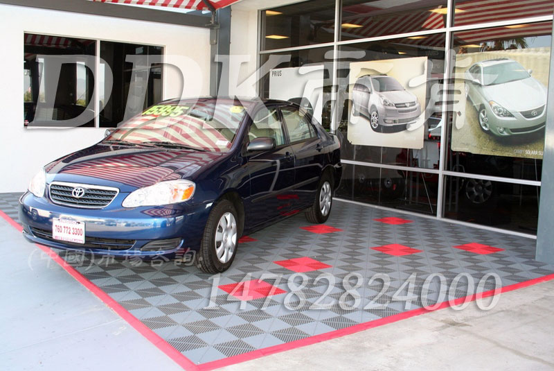 豐田專賣店入口地面防滑地墊_灰紅拼裝效果樣板圖片，帝肯(DDK)_8100_900（大門入口防滑墊）效果圖，防滑塑料地墊,塑料地墊,PVC拼接地墊,拼接式地墊,拼接式防滑墊
