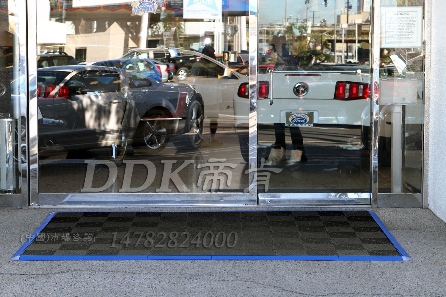 【可拼接門外腳墊】黑色藍邊框效果的專賣店鋪大門外腳墊樣板圖片,帝肯(DDK)_8100_900(大門入口防滑墊)效果圖 【可拼接門外腳墊】黑色藍邊框效果的專賣店鋪大門外腳墊樣板圖片,帝肯(DDK)_8100_900(大門入口防滑墊)效果圖,門口地墊,門口防滑地墊,門前地墊