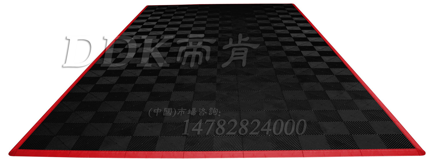 工廠地面耐壓耐油材料有哪些？黑色加紅邊框工廠用地墊樣板圖片,帝肯(DDK)_8100_9979（工廠地面材料）效果圖,工廠車間地膠,維修車間地板,車間地墊,車間地板,車間地板磚,車間用地板膠,車間塑料防滑墊,車間地膠墊,車間防砸地板,車間防滑墊,車間防滑地墊,抗壓地板,抗壓地墊,耐壓地板,耐壓耐磨地毯,耐重壓地墊,防水地墊,透水地墊,透水地板膠墊,防水墊,防水地膠墊,防水防滑墊,防滑隔水墊,隔水地墊,隔水地板,隔水材料,疏水地墊,疏水板,疏水磚,疏水防滑墊,疏水防滑地墊,耐油耐水地墊,漏水防滑墊,漏水地膠,漏水地墊,疏水墊,排水地板,排水防滑墊,排水地墊,泄水型地板磚,pvc防水地墊,工業地墊,工業地板,工業地板膠,工業地磚,工業地膠,工廠走道地墊,工廠地墊,工業防滑墊,工業防滑地板,工業防滑地墊,工業走道地墊,工業耐油地墊,工業用格柵地墊,工廠用塑料地板,工廠地膠,工廠地板膠,工廠地板,工廠塑膠地板,pvc工業地板,廠房地板材料,廠房地膠,廠房防滑地膠,pvc承重地板,重型防滑耐油墊,塑料拼裝地板,塑料拼接地板,拼接式地墊,拼接地板,拼接式防滑墊,拼裝地墊,拼裝地板,拼裝地膠,防滑拼墊,耐酸堿地墊,耐酸堿防腐蝕膠墊,防酸堿地膠墊,網孔地墊,網格地板,網格防滑墊,網狀防滑墊,塑料網格扳,塑料網格防滑地墊,塑料防滑網格墊,防滑塑料網格