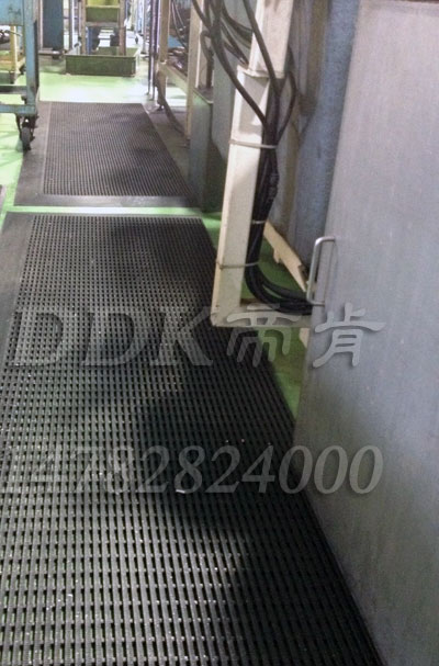 水泥地上耐油防滑網格地毯_黑色樣板圖片,帝肯(DDK)_1900_9979(工業地面鋪地材料)效果圖 水泥地上耐油防滑網格地毯_黑色樣板圖片,帝肯(DDK)_1900_9979(工業地面鋪地材料)效果圖,塑料網格防滑地墊,網狀地毯,網狀防滑墊,網格防滑墊,網眼防滑,防滑塑料網格