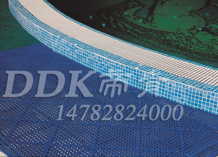 【浴室用大型防滑墊】藍綠相間安裝的浴室用大型防滑墊樣板圖片,帝肯(DDK)_8800_337(浴室地面瓷磚防滑材料)效果圖 【浴室用大型防滑墊】藍綠相間安裝的浴室用大型防滑墊樣板圖片,帝肯(DDK)_8800_337(浴室地面瓷磚防滑材料)效果圖,洗浴防滑墊,浴室pvc格柵地板,浴室地墊,浴室地板,浴室地板磚,浴室地毯,浴室地磚,浴室地膠,浴室墊,浴室防滑地墊,浴室防滑地板,浴室防滑地磚,浴室防滑地膠,浴室防滑墊,浴室防滑疏水磚,浴池防滑地墊,浴池防滑墊,淋浴房防滑墊,衛浴防滑墊,桑拿地板