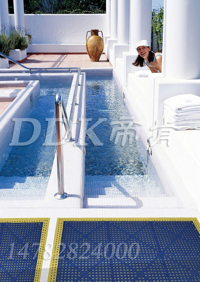 【游泳池池邊防滑墊】藍色效果黃色護邊的室外游泳池池邊地磚止滑用防滑墊樣板圖片,帝肯(DDK)_8800_339(泳池大理石地面防滑材料)效果圖 【游泳池池邊防滑墊】藍色效果黃色護邊的室外游泳池池邊地磚止滑用防滑墊樣板圖片,帝肯(DDK)_8800_339(泳池大理石地面防滑材料)效果圖,泳池地膠,泳池防滑地墊,泳池防滑地毯,游泳池地墊,游泳池防滑地膠,游泳池防滑墊,游泳館防滑墊