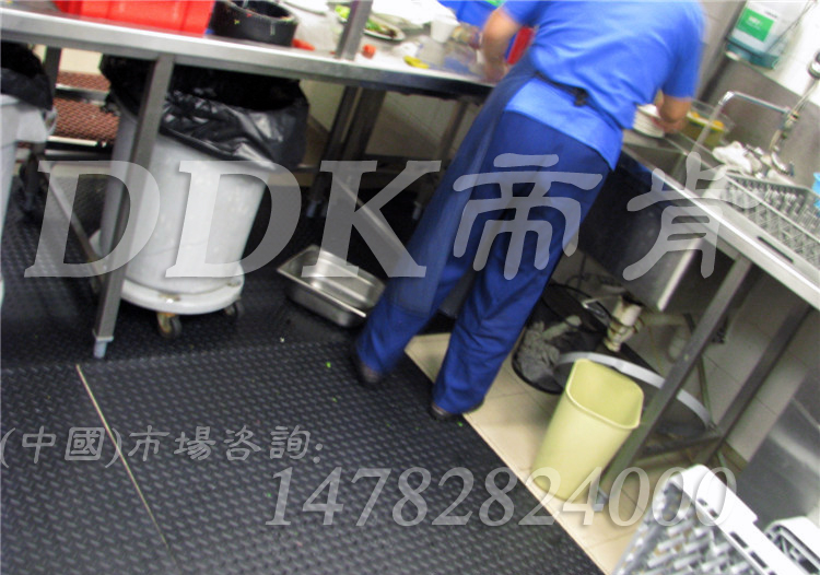 【餐廳操作間地磚防滑用地毯】后廚操作間防滑用黑色地毯樣板圖片,帝肯(DDK)_HD220_6S(柳葉紋地毯|綠色_黑色)效果圖 【餐廳操作間地磚防滑用地毯】后廚操作間防滑用黑色地毯樣板圖片,帝肯(DDK)_HD220_6S(柳葉紋地毯|綠色_黑色)效果圖,廚房地墊,廚房地板膠,廚房地毯,廚房地膠,廚房防滑地墊,廚房防滑地毯,廚房防滑墊,餐廳廚房專用地毯,餐廳防滑地墊,食堂專用防滑地毯,食堂用防滑地墊,食堂防滑墊