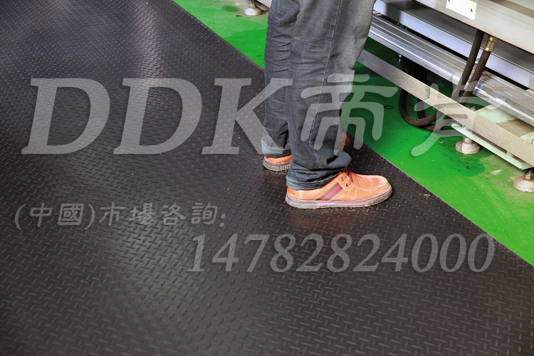 【走道通道防滑地毯】車間地坪漆防滑用鋼板紋防滑地毯樣板圖片,帝肯(DDK)_HD220_6S(柳葉紋地毯|綠色_黑色)效果圖 【走道通道防滑地毯】車間地坪漆防滑用鋼板紋防滑地毯樣板圖片,帝肯(DDK)_HD220_6S(柳葉紋地毯|綠色_黑色)效果圖,流水線地墊,流水線防滑墊,走道地墊,走道地毯,走道墊,通道地毯,通道防滑墊,防滑卷材,防滑地墊卷材,防滑地毯,防滑毯,防滑塑料毯,過道地毯,過道防滑墊,pvc防滑卷材,pvc防滑地毯,pvc防滑地膠,車間地貼,車間地毯,車間防滑地墊,工業(yè)地毯,工業(yè)塑料地毯,工業(yè)防滑地毯,工業(yè)防滑地墊,工業(yè)走道地墊,工業(yè)通道地墊,工廠地毯,工廠地膠,工廠走道地墊,工廠防滑地墊,廠房地毯,廠房地膠,廠房防滑地膠