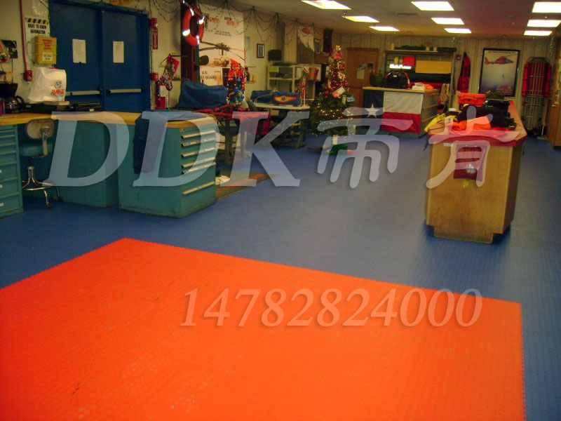 【車間pvc塑膠地板】拼接安裝型車間pvc塑膠地板樣板圖片,帝肯(DDK)_2000_9979(工業廠房車間地面材料)效果圖,凈化車間地板,工廠車間地板革,工廠車間地膠,維修車間地板,車間地板,車間塑膠地板,車間地貼,車間地面膠皮,車間pvc地板,車間用地板膠,食品車間地板
