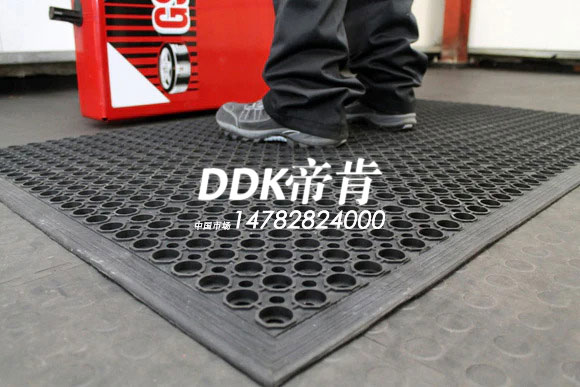 案例:利用圓孔橡膠墊碎屑收集墊增強(qiáng)地面整潔及安全 圓孔橡膠墊碎屑收集墊,多空橡膠墊,防滑橡膠墊,90 厘米X150 厘米防滑地墊,橡膠抗疲勞地墊