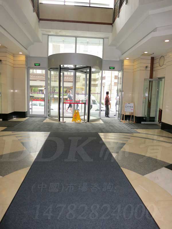 辦公樓門廳通道防塵地毯 經(jīng)濟型條紋防塵墊深灰色PVC防滑底背 (三條紋及雙條紋可選) 吸塵地毯,吸水吸塵地墊,吸水地墊,吸水地毯,吸水門墊,吸濕墊,三合一防塵地墊,入口防塵地墊,三合一除塵墊,門廳除塵地墊,門口防塵地墊,門口防塵地毯,門口防塵墊,防塵地墊,防塵地毯,防塵地膠墊,門口地面除塵刷,防塵墊,門口除塵地墊,防塵防污地墊,防塵門墊,除塵地墊,除塵地毯,除塵地膠,除塵墊,除塵腳墊,除塵門墊,防滑除塵地墊,防塵防滑地墊