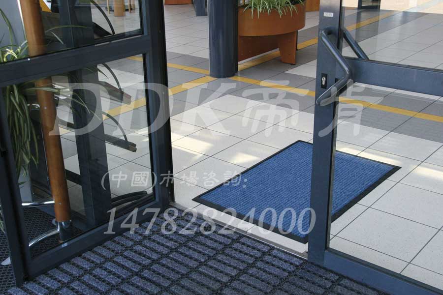 刮砂除塵吸水模塊拼接地墊 辦公樓進門雙條紋腳墊商場進門口防塵墊防滑毛地毯藍色 辦公樓進門雙條紋腳墊商場進門口防塵墊防滑毛地毯藍色,刮泥門墊,刮泥除塵地墊,刮泥地毯,刮泥地墊,吸水門墊,大門腳墊,嵌入式門墊,廣告門墊,模塊拼接式門墊,橡膠門墊,腳墊門墊,自動門地墊,進門地墊,進門腳墊,門前地墊,門前墊,門前毯,門前腳墊,門廳地墊,門廳地毯,門廳腳墊,門廳除塵地墊,門口地墊,門口地毯,門口防滑墊,門口除塵地墊,門口地面除塵刷,門墊,門口防塵墊,門口防塵地毯,門口腳踏墊,門墊地墊,門墊地毯,防塵門墊,防滑門墊,除塵門墊,除塵腳墊,除塵墊,除塵地膠,除塵地毯,除塵地墊,防塵地墊,防塵地毯,防塵地膠墊,防塵墊
